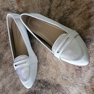 BNWT - Vionic Savannah White Leather Loafer w/ Silver Metallic